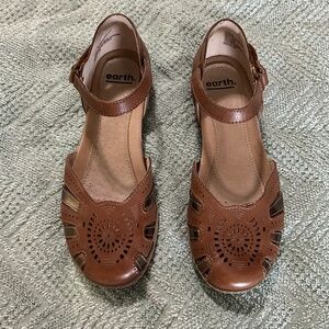 Earth Closed Toe Sandals